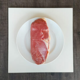 白皿に生の牛肉の塊