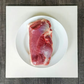白い皿に生の肉の塊